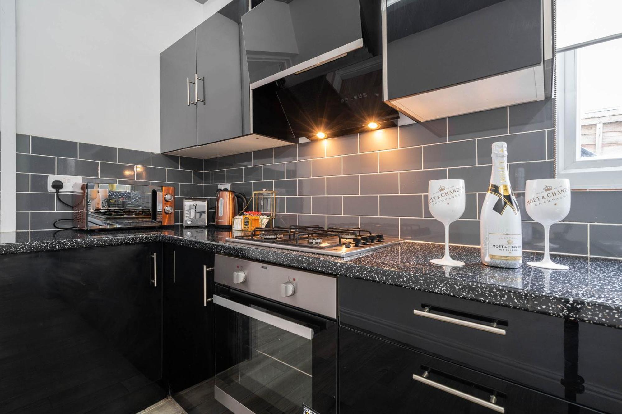Five Bedroom Townhouse - Near City Centre - Edgbaston - On Street Parking - Wifi - Netflix - 974P Birmingham Eksteriør bilde