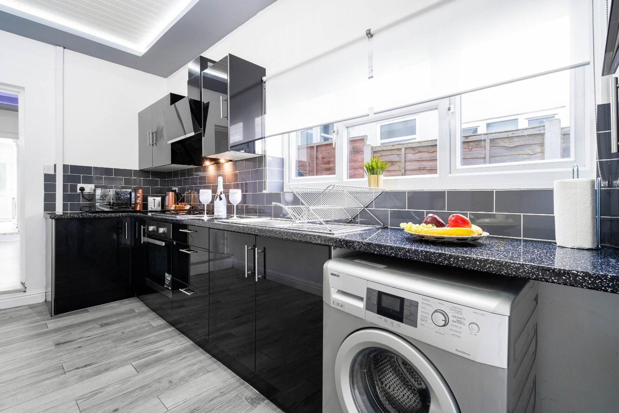 Five Bedroom Townhouse - Near City Centre - Edgbaston - On Street Parking - Wifi - Netflix - 974P Birmingham Eksteriør bilde
